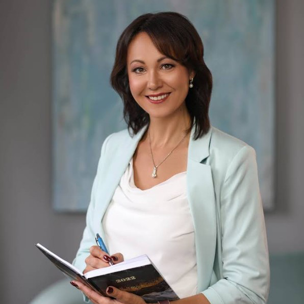 Helene Riedel am Schreibtisch